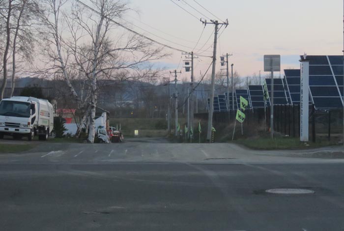 webnews今朝の北見/交差点から奥が無加川の右岸堤防