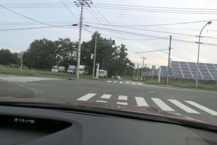 webnews今朝の北見/交差点から奥が無加川の右岸堤防