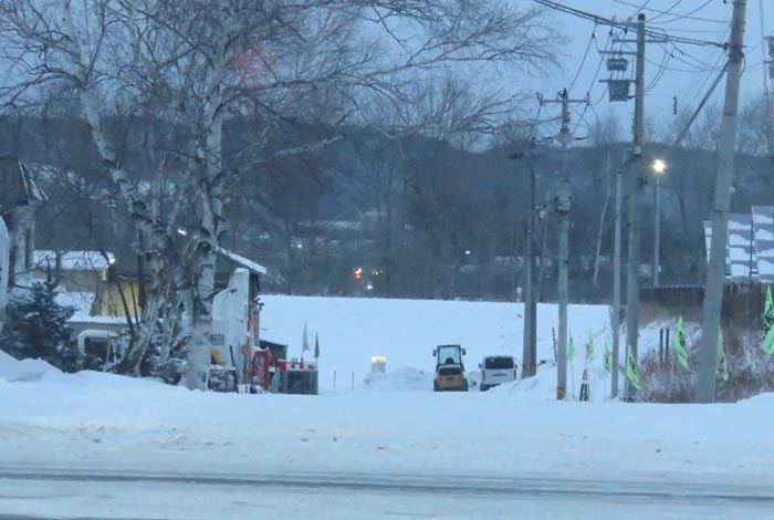 webnews今朝の北見/交差点から奥が無加川の右岸堤防