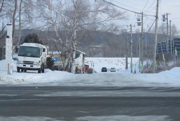 webnews今朝の北見/交差点から奥が無加川の右岸堤防