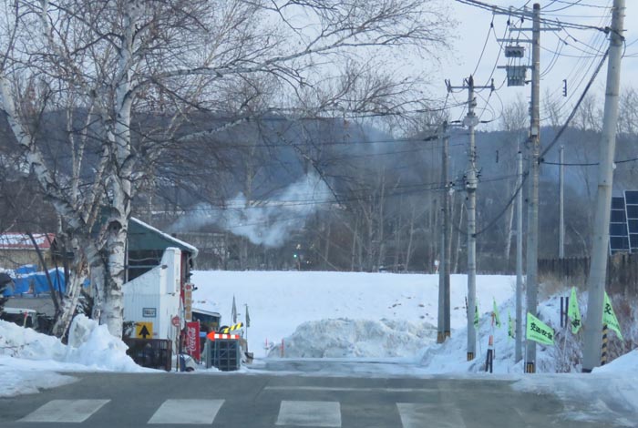 webnews今朝の北見/交差点から奥が無加川の右岸堤防