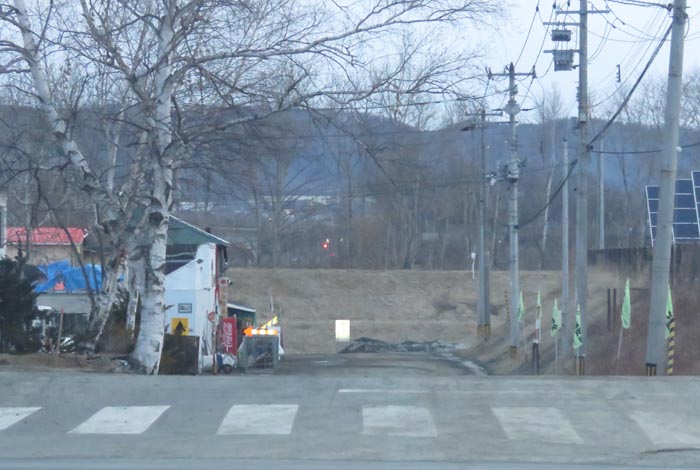 webnews今朝の北見/交差点から奥が無加川の右岸堤防