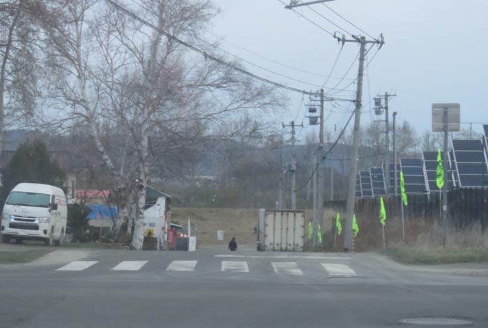webnews今朝の北見/交差点から奥が無加川の右岸堤防