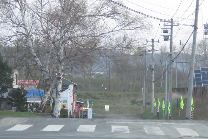webnews今朝の北見/交差点から奥が無加川の右岸堤防