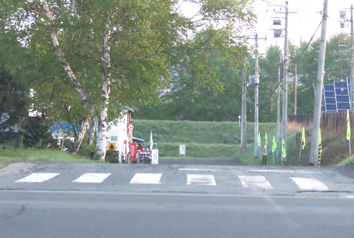 webnews今朝の北見/交差点から奥が無加川の右岸堤防