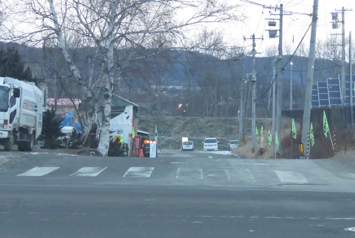 webnews今朝の北見/交差点から奥が無加川の右岸堤防