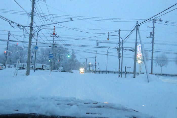 webnews今朝の北見/交差点から奥が無加川の右岸堤防