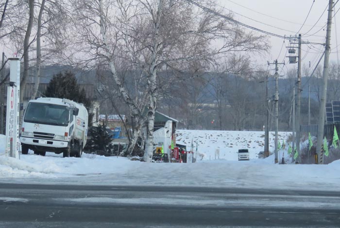 webnews今朝の北見/交差点から奥が無加川の右岸堤防