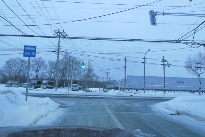 webnews今朝の北見/交差点から奥が無加川の右岸堤防