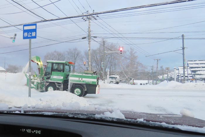 webnews今朝の北見/交差点から奥が無加川の右岸堤防