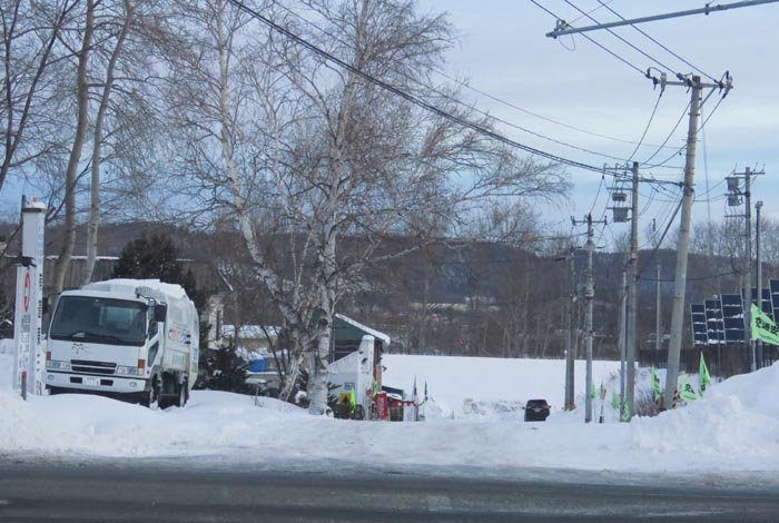 webnews今朝の北見/交差点から奥が無加川の右岸堤防