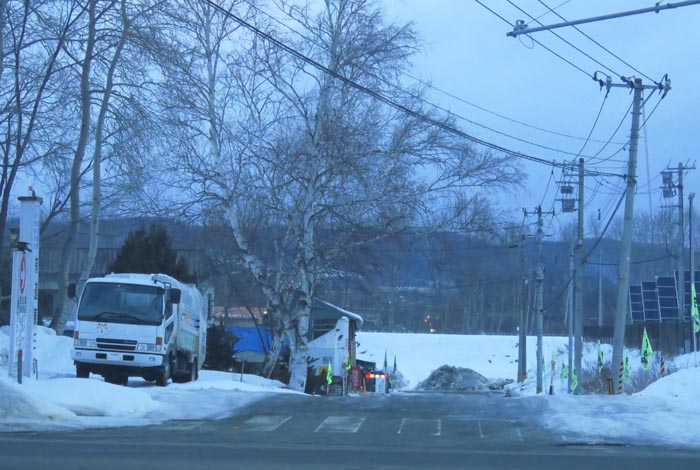 webnews今朝の北見/交差点から奥が無加川の右岸堤防