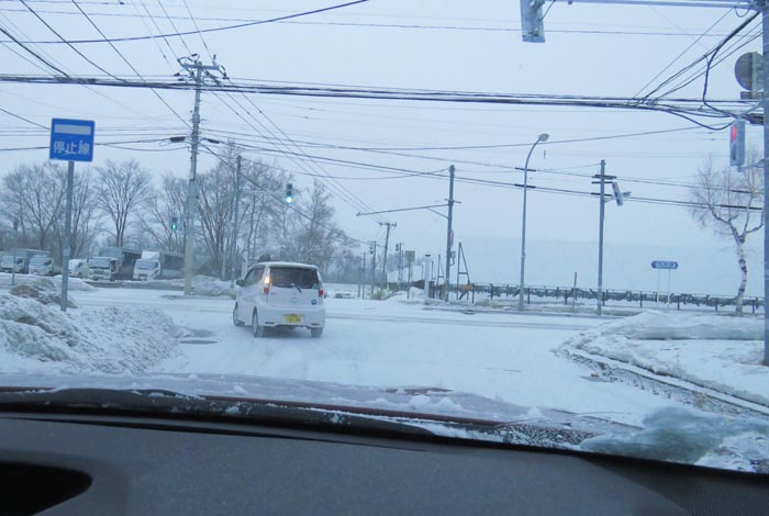 webnews今朝の北見/交差点から奥が無加川の右岸堤防