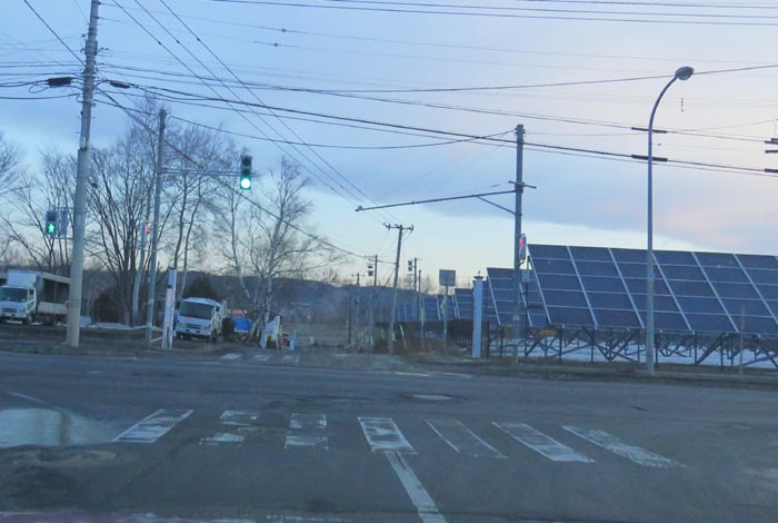 webnews今朝の北見/交差点から奥が無加川の右岸堤防