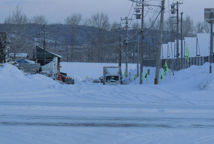 webnews今朝の北見/交差点から奥が無加川の右岸堤防