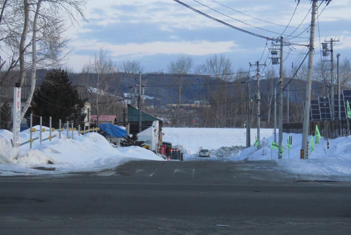 webnews今朝の北見/交差点から奥が無加川の右岸堤防