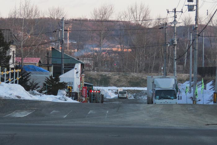webnews今朝の北見/交差点から奥が無加川の右岸堤防