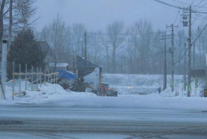 webnews今朝の北見/交差点から奥が無加川の右岸堤防