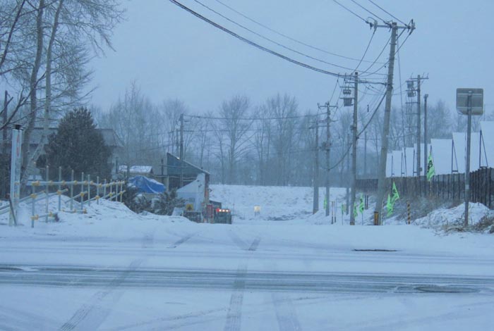 webnews今朝の北見/交差点から奥が無加川の右岸堤防