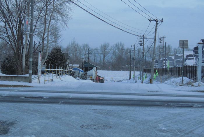 webnews今朝の北見/交差点から奥が無加川の右岸堤防