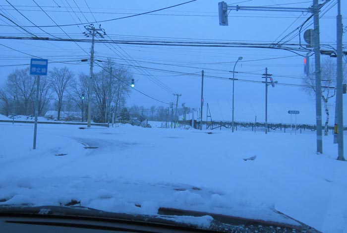 webnews今朝の北見/交差点から奥が無加川の右岸堤防